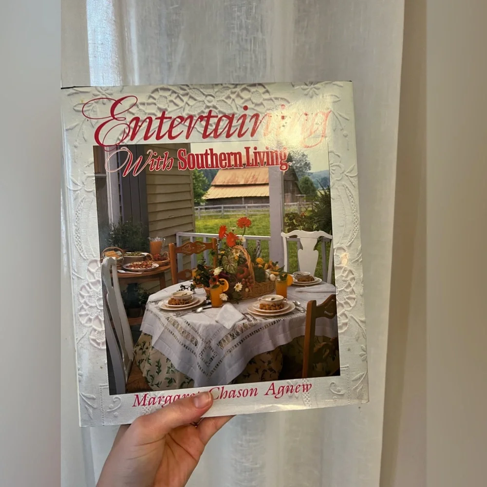Entertaining With Southern Living - Margaret Chason Agnew